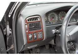 В Avensis кнопки электрозеркал вынесены на торпедо, а у Accord они – на подлокотнике водительской двери.