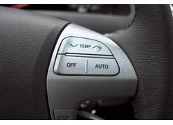 На руле Toyota есть кнопки управления не только аудиосистемой, но и работой климат- контроля. 