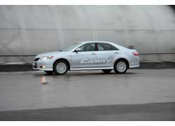 Toyota Camry – автомобиль скорее для тех, кто ездит впереди. Именно на этой части салона сделан акцент.