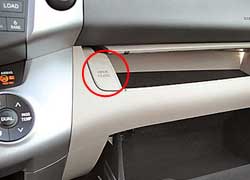Верхний отсек перед передним пассажиром открывается и закрывается простым нажатием кнопки.