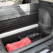 Пол багажника состоит из двух частей. Под ними нишы объемом 80 литров.
