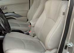 Кресла Mitsubishi самые плотные и лучше всего держат в поворотах. 