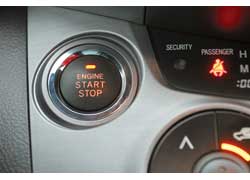 Самый «спортивный» алгоритм запуска/выключения мотора в Toyota – кнопкой.