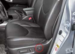 В RAV4 даже поясничный подпор водительского сиденья регулируется при помощи электропривода. 
