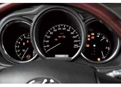 Щиток приборов Lexus RX 350 успокаивает нежной подсветкой комбинации приборов. Информация считывается наиболее легко.