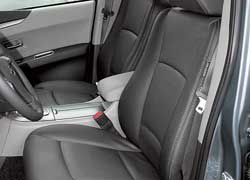 В Tribeca поясничный подпор водительского сиденья регулируется ручкой с правой стороны спинки. За счет выше расположенной подушки сидеть сзади в Subaru удобнее, чем в Lexus. К тому же тут больше всего места для ног.