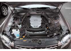 Мотор Infiniti (на фото) самый мощный из троицы. В нашу страну также официально поставляется FX45 с 320-сильным двигателем объемом 4,5 литра.