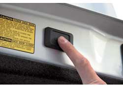 Пневмоподвеска Lexus обеспечивает небольшую погрузочную высоту. Инструмент – в дальней подпольной нише. Электропривод избавляет от необходимости закрывать багажник вручную.