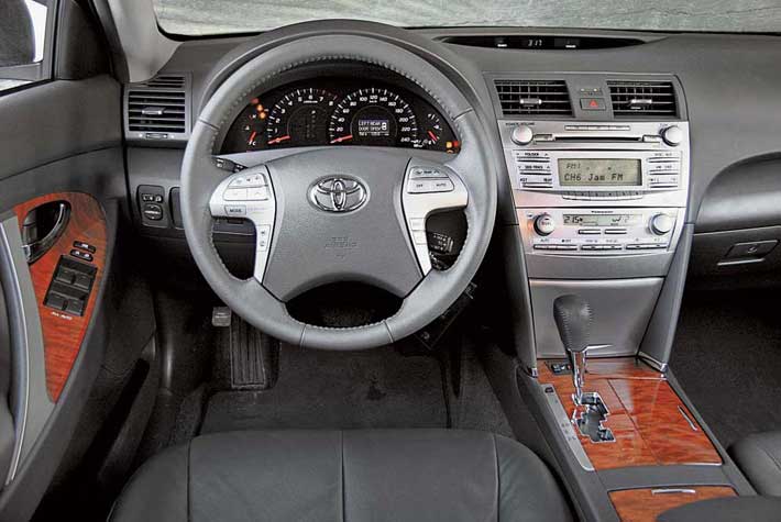 Интерьер Toyota проще, зато управлять климат-контролем и «музыкой» удобнее. В боксе центральной консоли находится разъем AUX.   