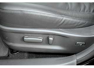 Передние сиденья Toyota Camry оснащены  электрической  регулировкой поясничного подпора. 