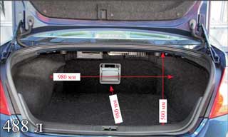 Багажник Nissan немного меньше, да и спинка сиденья не складывается. Сверху – компоненты штатной аудиосистемы. 