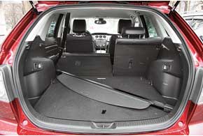 Вместительность багажника Mazda CX-7 довольно неплоха, учитывая, что под полом – полноразмерная запаска. Но трансформаций – минимум.