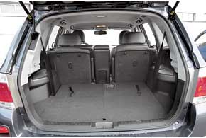 В «багажнике» Toyota  упрятан дополнительный  ряд сидений. Подушки низковаты, поэтому для дальних поездок посадка не очень удобна. 