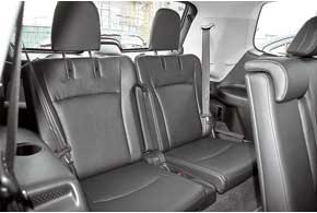 В «багажнике» Toyota  упрятан дополнительный  ряд сидений. Подушки низковаты, поэтому для дальних поездок посадка не очень удобна. 