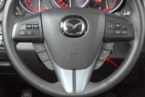 В Mazda руль плотно нагружен дублирующими кнопками управления аудиосистемой, маршрутным компьютером, меню бортовой системы, а также круиз-контролем.