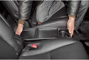 Вместо средней секции второго ряда сидений Toyota можно установить блок со столиком и подстаканниками.