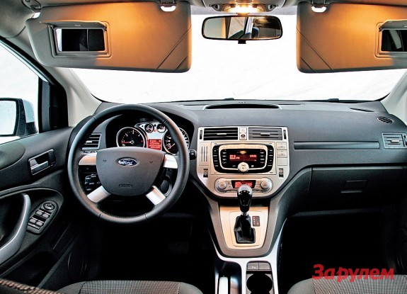 «Форд»: мягкий пластик на передней панели и удобный профиль водительского сиденья.